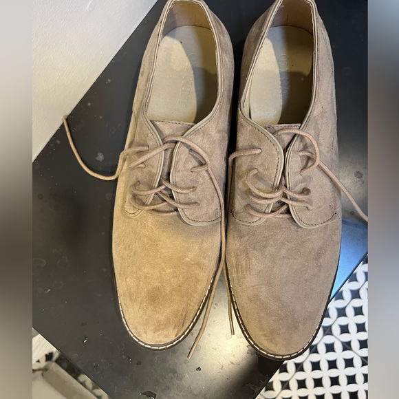 Men’s tan suede lace up casual dress shoe - Picture 2 of 3